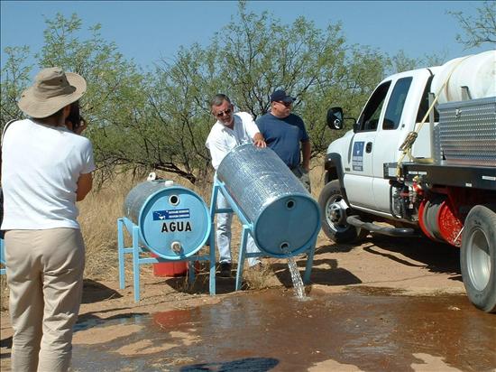 Multan y confiscan agua a voluntarios de grupo humanitario en Arizona Multan y confiscan agua a voluntarios de grupo humanitario en Arizona