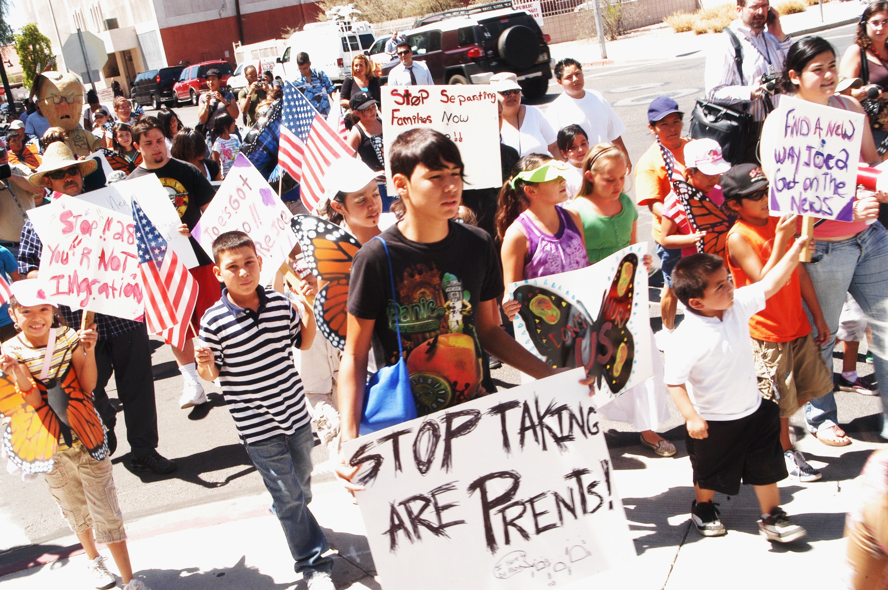 Niños piden que sus padres sean libres como lo son las mariposas monarca