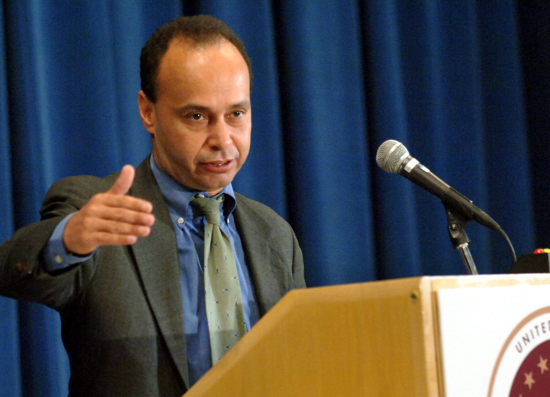 Luis Gutiérrez presentará su proyecto de reforma migratoria el próximo martes Luis Gutiérrez presentará su proyecto de reforma migratoria el próximo martes