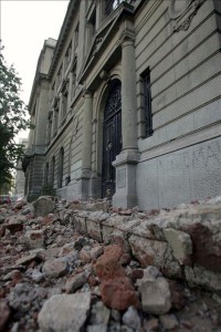 20100227-634028745211011250w Vista de la fachada de la Universidad Católica de Chile en Santiago, después del terremoto de 8,8 grados en la escala de Richter que esta madrugada sacudió el centro y sur de Chile. El gobierno chileno elevó a 76 el número de muertos causados por el terremoto que esta madrugada sacudió el centro y sur de Chile