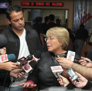 20100227-634028869616323750w La presidenta de Chile, Michelle Bachelet, habla con la prensa hoy, sábado 27 de febrero de 2010, durante su visita a la sede central de la Oficina Nacional de Emergencia (ONEMI), en Santiago de Chile, tras el terremoto de 8,8 grados en la escala de Richter que sacudió esta madrugada al país suramericano.