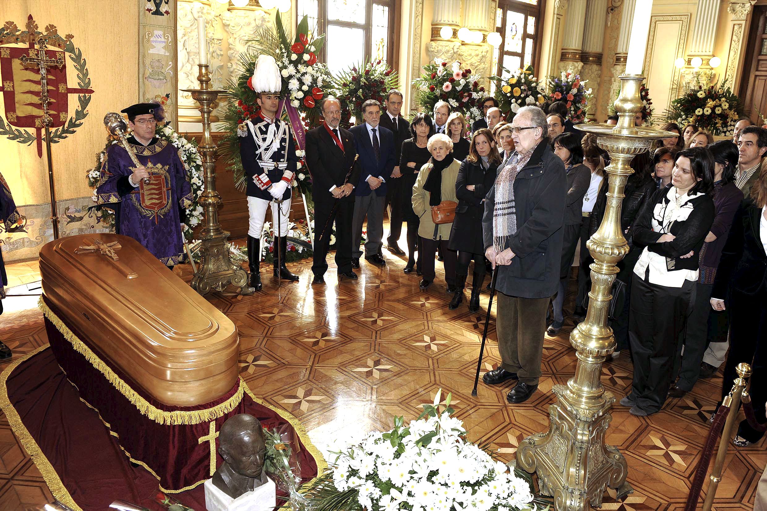 La Academia Norteamericana de la Lengua Española llora la muerte de un maestro de la prosa castellana La Academia Norteamericana de la Lengua Española llora la muerte de un maestro de la prosa castellana