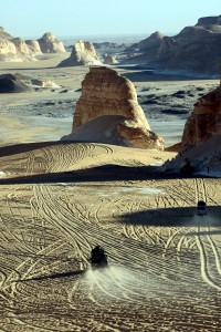 39842_1 Los efectos de los cambios del eje de la Tierra se plasman en cambios climáticos, así pues, esos pequeños movimientos que se producen en el eje debido a la fuerza de los terremotos y la desestabilización de las masas terrestres no dan lugar a transformaciones ambientales notables.