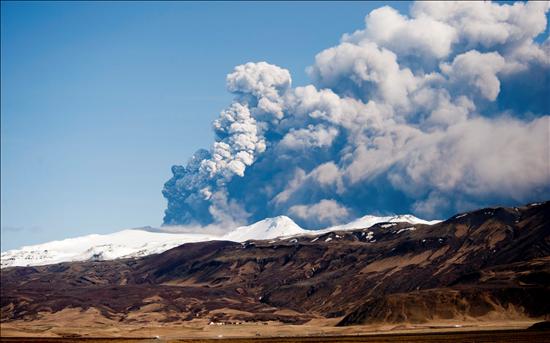El volcán Eyjafjalla continúa enviando ceniza a la atmósfera El volcán Eyjafjalla continúa enviando ceniza a la atmósfera