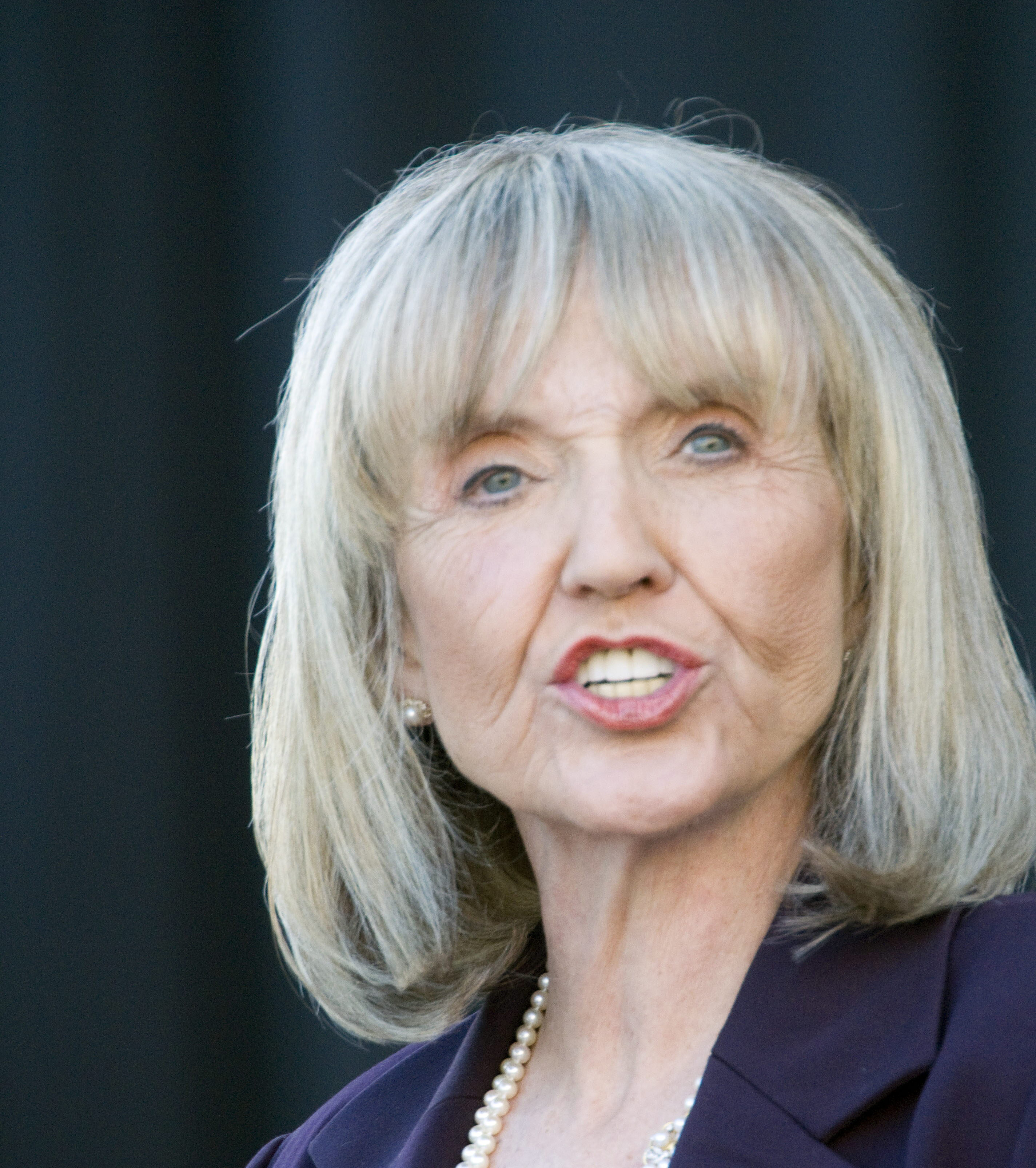 Jan Brewer firmó la ley antiinmigrante Jan Brewer firmó la ley antiinmigrante