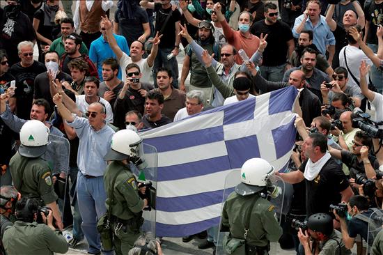 Grecia cierra una jornada trágica de protestas con 3 muertos y 44 heridos Grecia cierra una jornada trágica de protestas con 3 muertos y 44 heridos