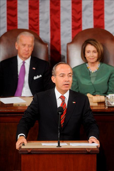 Calderón pide reforma migratoria y restricción de armas ante un Congreso dividido Calderón pide reforma migratoria y restricción de armas ante un Congreso dividido