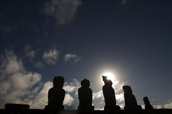 La Isla de Pascua se prepara para presenciar la muerte del sol La Isla de Pascua se prepara para presenciar la muerte del sol