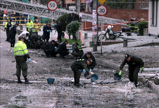 Atentado con coche bomba deja 9 heridos, muchos daños y conmoción en Bogotá Atentado con coche bomba deja 9 heridos, muchos daños y conmoción en Bogotá