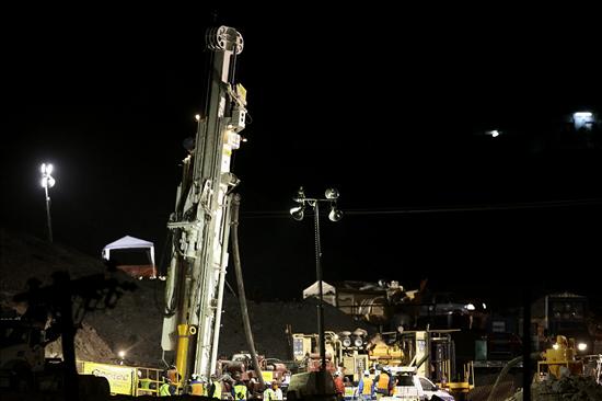 Empezó a funcionar “Plan B” en yacimiento donde están atrapados 33 mineros Empezó a funcionar “Plan B” en yacimiento donde están atrapados 33 mineros