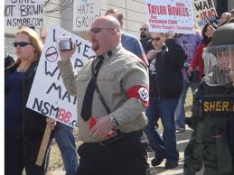 Policía dispersa a grupo que impedía marcha neonazi en Phoenix Policía dispersa a grupo que impedía marcha neonazi en Phoenix