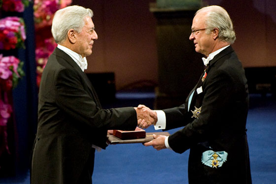 Mario Vargas Llosa recibe Premio Nobel de Literatura Mario Vargas Llosa recibe Premio Nobel de Literatura