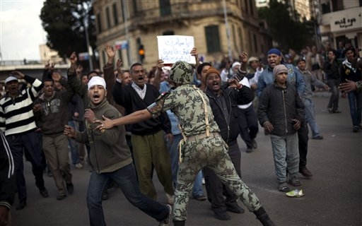 Mubarak encara severa crisis, protestas continúan Mubarak encara severa crisis, protestas continúan