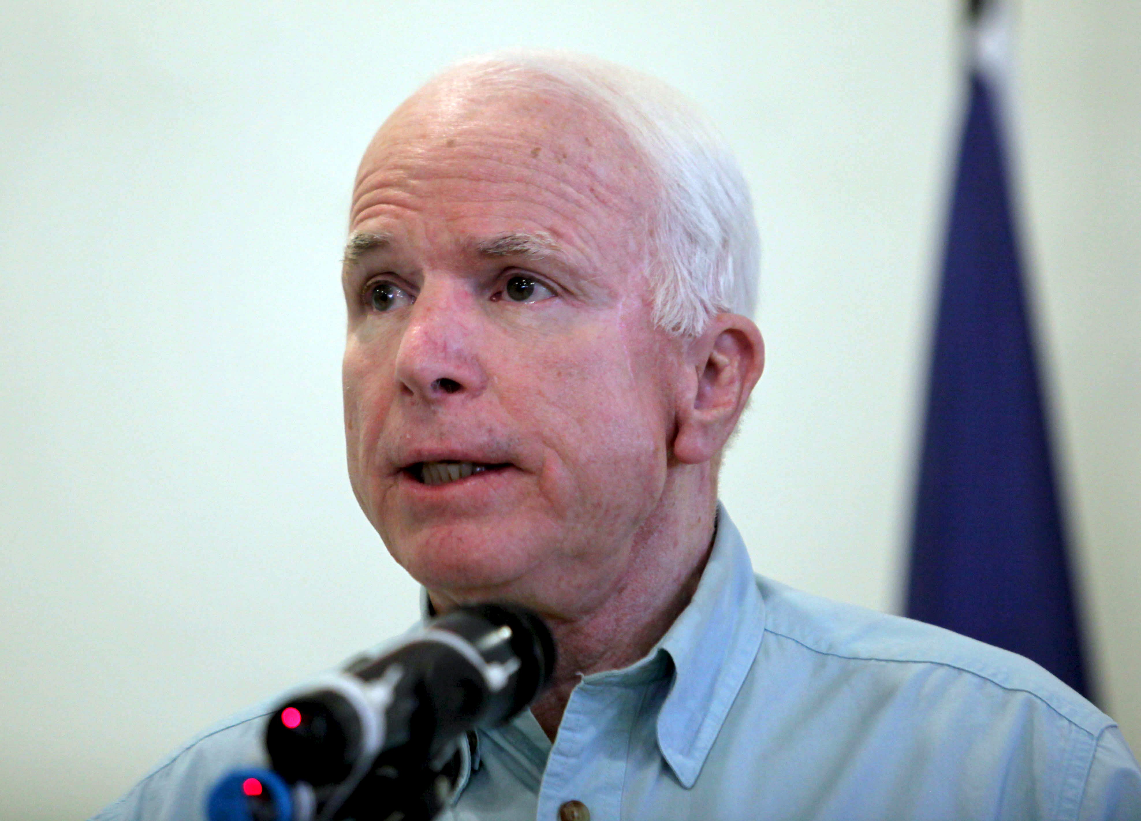 Santos y McCain rechazan ataque contra legisladora en Arizona Santos y McCain rechazan ataque contra legisladora en Arizona