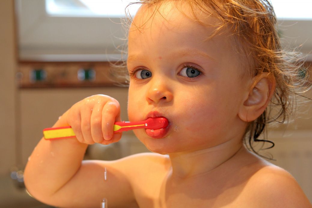 Exceso de fluoruro en agua está manchando dientes de niños Exceso de fluoruro en agua está manchando dientes de niños