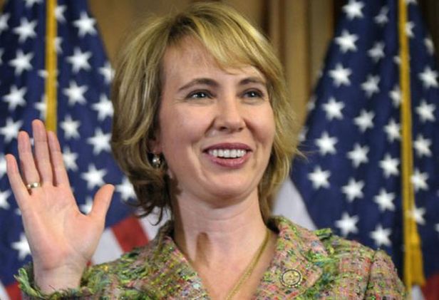 Giffords logra ponerse de pie; será trasladada a rehabilitación Giffords logra ponerse de pie; será trasladada a rehabilitación