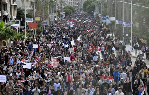El Cairo: Manifestantes chocan con partidarios del gobierno El Cairo: Manifestantes chocan con partidarios del gobierno