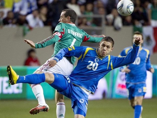 México vence 2-0 a Bosnia en el debut del ‘Chepo’
