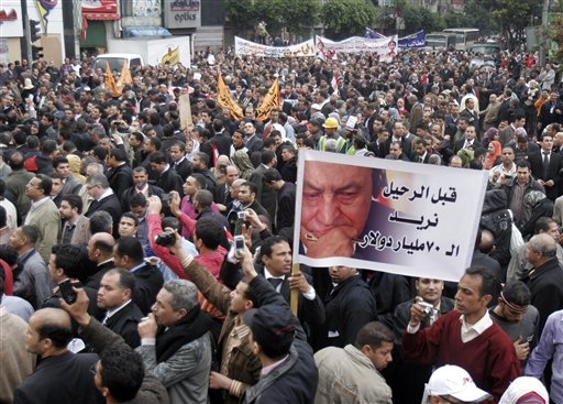 Mubarak se aferra al poder
