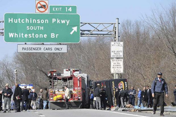 NY: bus viró bruscamente antes de volcarse, según testigos NY: bus viró bruscamente antes de volcarse, según testigos