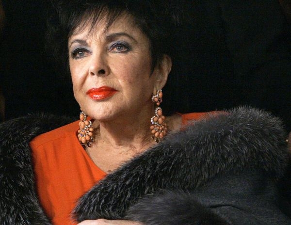 Familia de Elizabeth Taylor realiza funeral