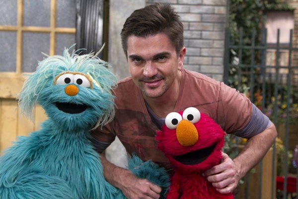 Juanes enseña español a Elmo durante su participación en “Sesame Street”