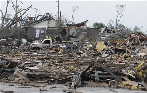 Decenas de tornados dejan 215 muertos en 6 estados Decenas de tornados dejan 215 muertos en 6 estados
