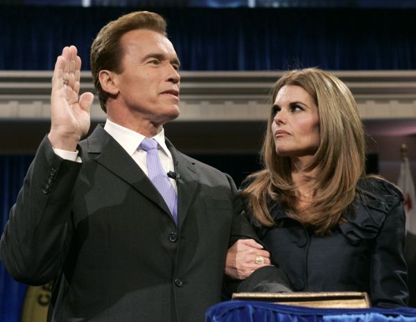 Schwarzenegger, Shriver separados por hijo con empleada Schwarzenegger, Shriver separados por hijo con empleada