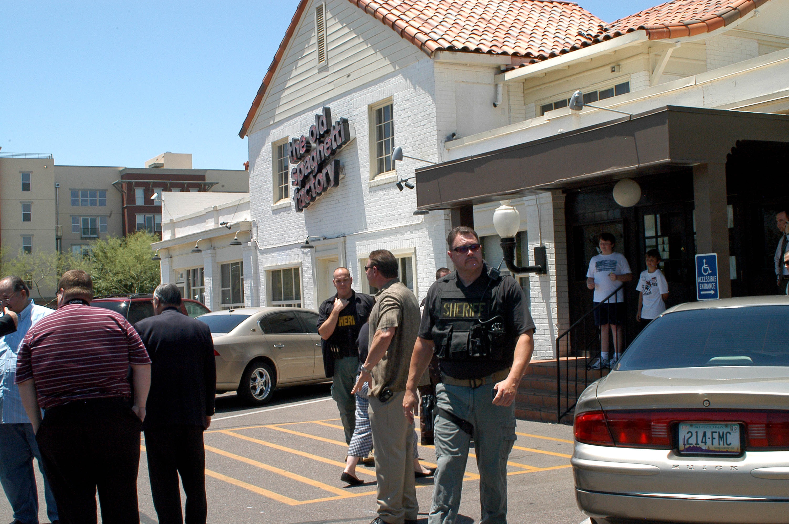 Realizan arrestos en tradicional restaurante en el centro de Phoenix Realizan arrestos en tradicional restaurante en el centro de Phoenix