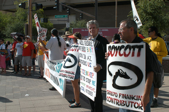 Decenas protestaron contra la SB1070 durante el Juego de las Estrellas Decenas protestaron contra la SB1070 durante el Juego de las Estrellas