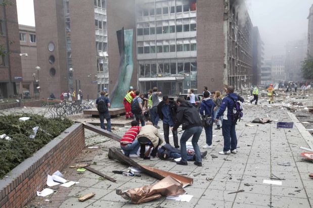 Dos atentados sucesivos con 17 muertos sacuden Noruega Dos atentados sucesivos con 17 muertos sacuden Noruega