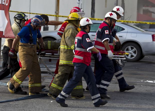 Calderón decreta tres días de luto por ataque de “terroristas” en Monterrey Calderón decreta tres días de luto por ataque de “terroristas” en Monterrey