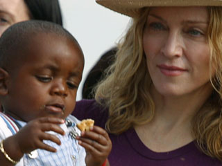 Madonna, JLo, U2 y otros artistas se unen contra la hambruna en África Madonna, JLo, U2 y otros artistas se unen contra la hambruna en África