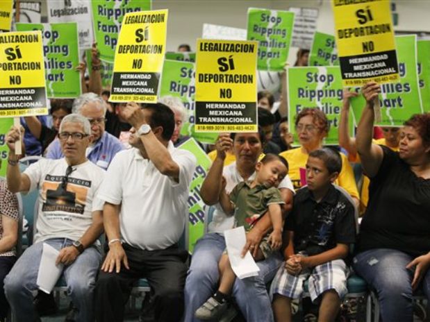 Inmigrantes protestan contra programa Comunidades Seguras Inmigrantes protestan contra programa Comunidades Seguras