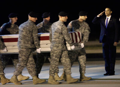 Obama acudió a recibir los cuerpos de 30 soldados muertos en Afganistán Obama acudió a recibir los cuerpos de 30 soldados muertos en Afganistán