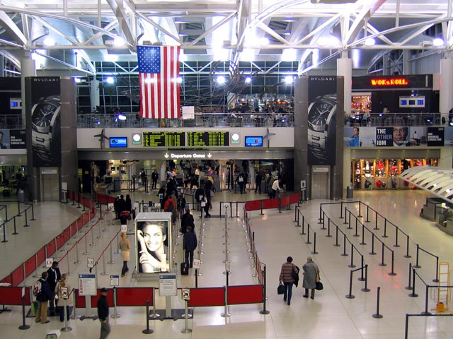 Evacúan las torres de control de los aeropuertos JFK y Newark tras terremoto Evacúan las torres de control de los aeropuertos JFK y Newark tras terremoto