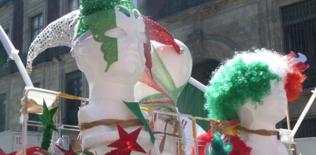 Empiezan a festejar capitalinos en el Zócalo Empiezan a festejar capitalinos en el Zócalo