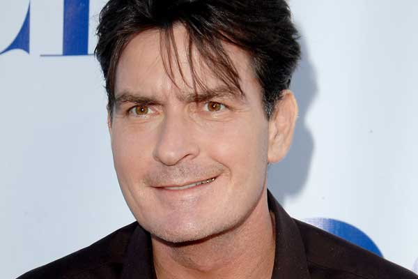 Charlie Sheen firma la paz con Warner Brothers Charlie Sheen firma la paz con Warner Brothers