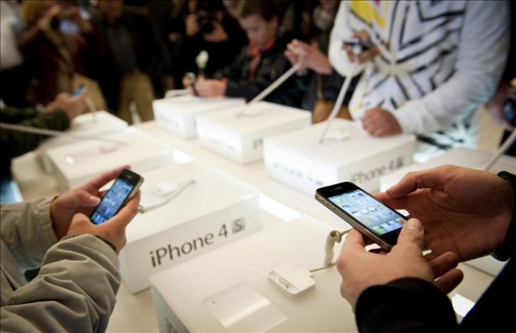 Pareja denuncia que el iPhone 4S no reconoce el inglés hablado con acento latino Pareja denuncia que el iPhone 4S no reconoce el inglés hablado con acento latino