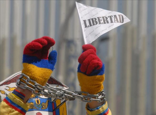 Los colombianos toman las calles por el fin del secuestro y de la violencia Los colombianos toman las calles por el fin del secuestro y de la violencia