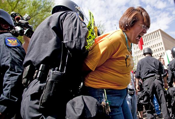 Justicia encuentra prácticas de discriminación racial en investigación a oficina de Arpaio Justicia encuentra prácticas de discriminación racial en investigación a oficina de Arpaio