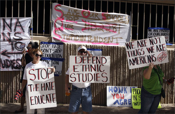 Juez prohíbe plan de estudios étnicos en escuelas de Arizona Juez prohíbe plan de estudios étnicos en escuelas de Arizona