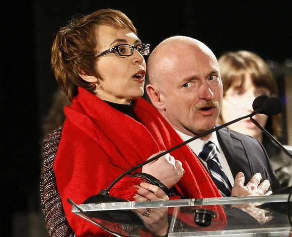 La congresista Giffords participa en una vigilia un año después de ser tiroteada La congresista Giffords participa en una vigilia un año después de ser tiroteada