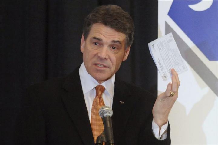 Rick Perry abandona la carrera por la candidatura republicana y apoya a Gingrich
