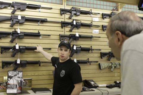 El Gobernador de Virginia deroga restricción de comprar más de un arma al mes