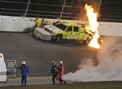 Accidente de Montoya detiene las 500 millas de Daytona Accidente de Montoya detiene las 500 millas de Daytona