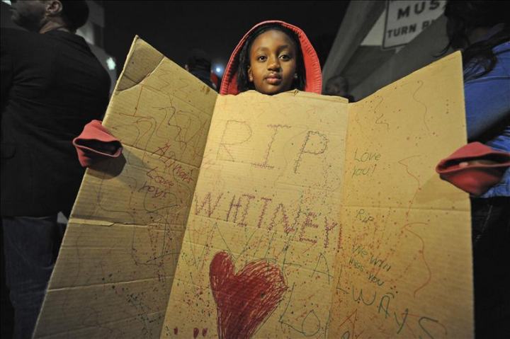 Whitney Houston fue hallada con la cabeza sumergida bajo el agua en la bañera Whitney Houston fue hallada con la cabeza sumergida bajo el agua en la bañera