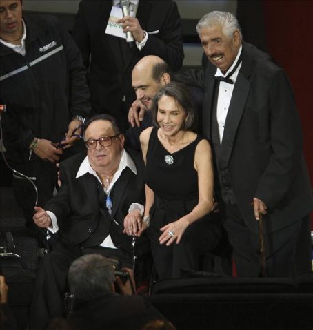 Chespirito conmovido hasta las lágrimas en su homenaje Chespirito conmovido hasta las lágrimas en su homenaje