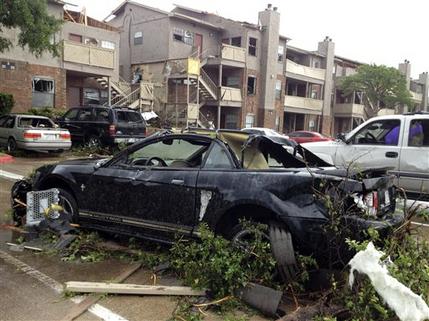 Tornados vuelcan remolques y aplastan construcciones en Dallas Tornados vuelcan remolques y aplastan construcciones en Dallas