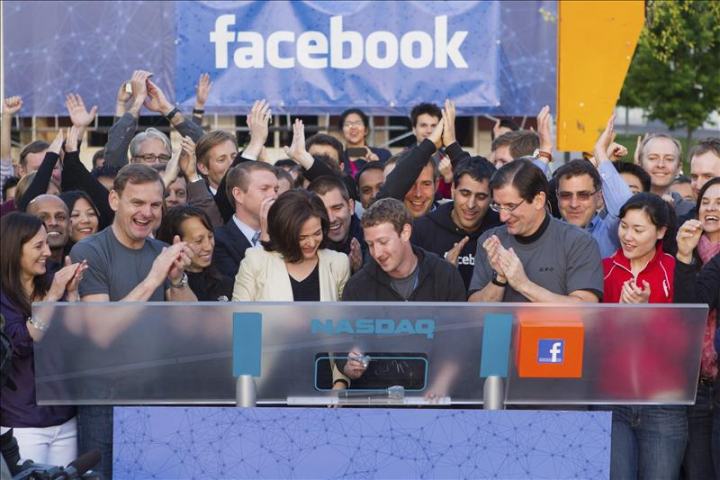 Zuckerberg preside la apertura del Nasdaq para celebrar el debut de Facebook